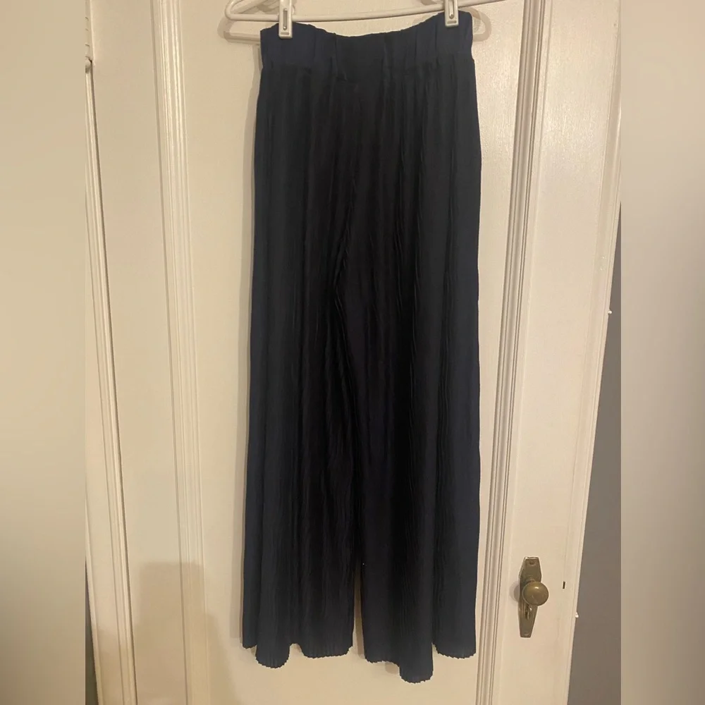 Anthropologie navy plisse wide leg pant. - Picture 3 of 7